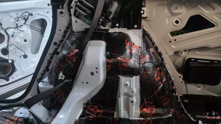 Шумоизоляция багажника Geely Monjaro-8