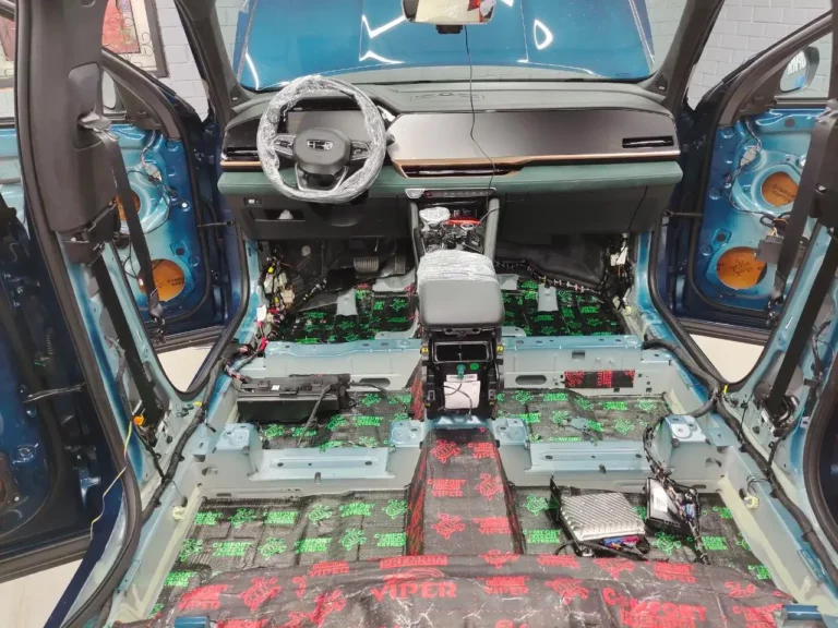Geely Monjaro пол 2