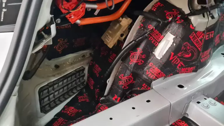 Шумоизоляция багажника Tesla Model 3-5