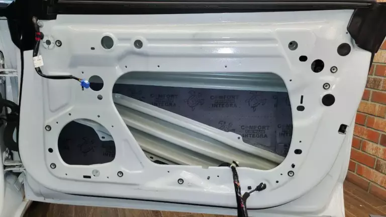 Шумоизоляция дверей Tesla Model 3-2