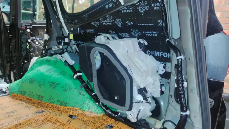 Шумоизоляция багажника Toyota Land Cruiser 300-5