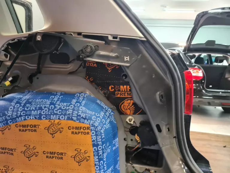 Шумоизоляция багажника Volkswagen Tiguan-5