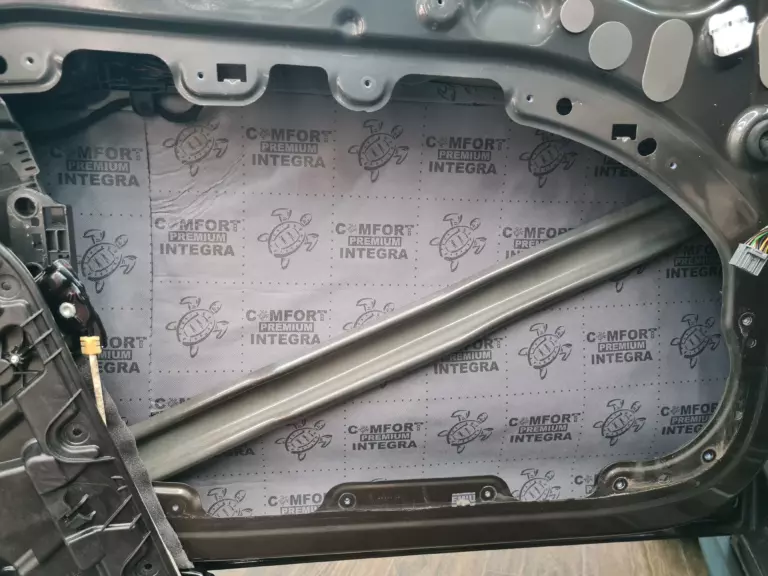 Шумоизоляция дверей Volvo V60-3