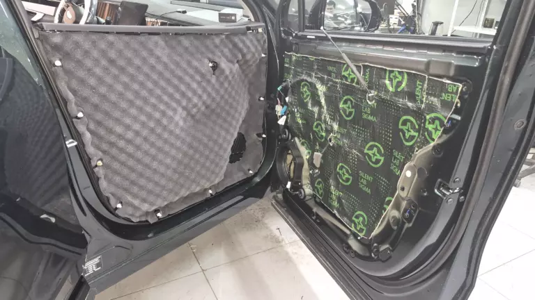 Шумоизоляция дверей Geely Atlas-4